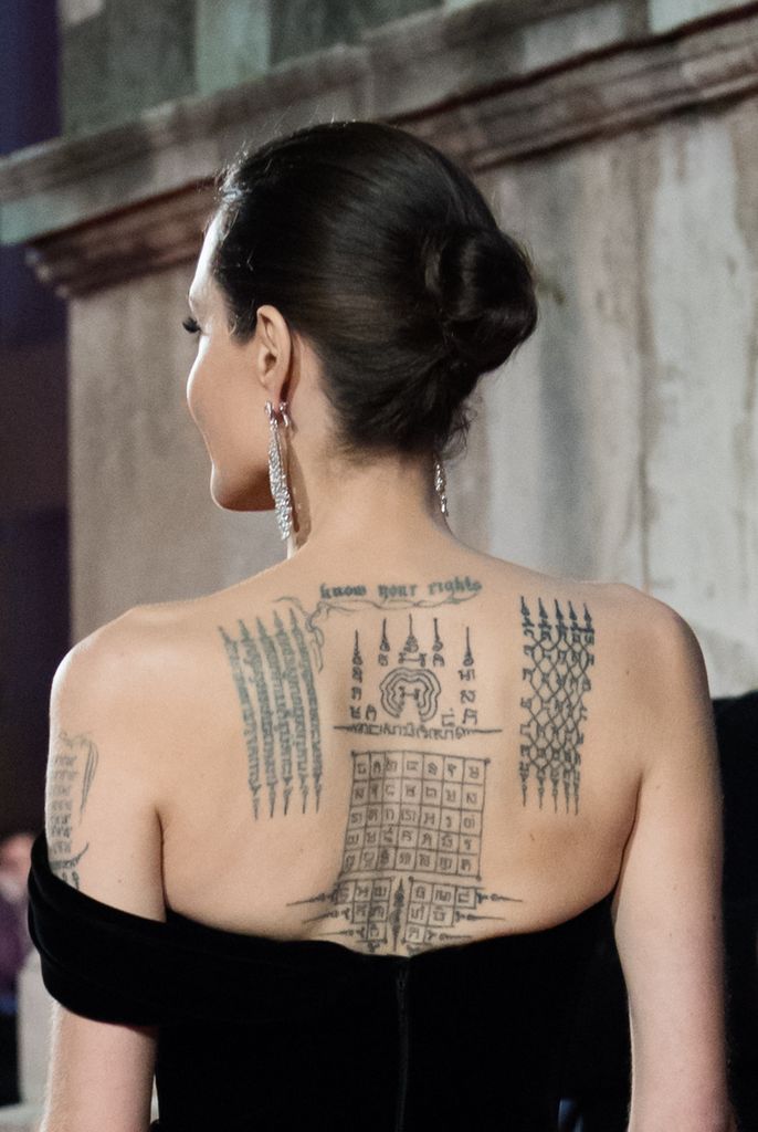Uma olhada de perto nas tatuagens nas costas de Angelina Jolie