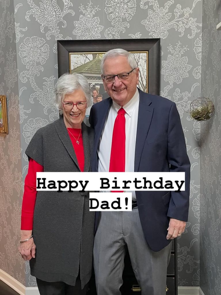 Katie Holmes rend hommage à l'"incroyable" grand-père de Suri avec une rare photo de famille 1 Les parents de Katie Holmes