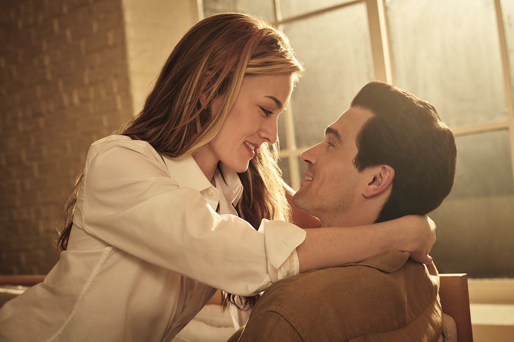 Je suis obsédée par les tenues des années 90 de Carolyn Bessette-Kennedy dans Disney's Love Story – voici comment les copier 12 Carolyn Bessette porte une chemise blanche au travail