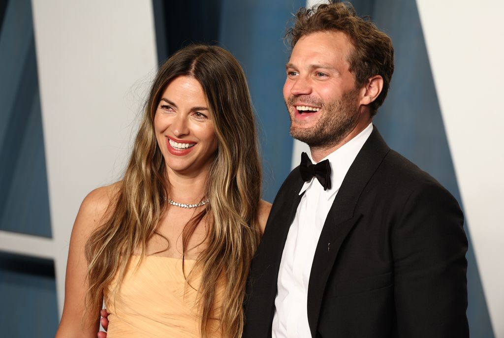 BEVERLY HILLS, CALIFORNIA - MARCH 27: (L-R) Amelia Warner and Jamie Dornan attend the 2022 Vanity Fair Oscar Party hosted by Radhika Jones at Wallis Annenberg Center for the Performing Arts on March 27, 2022 in Beverly Hills, California. (Photo by Arturo Holmes/FilmMagic)
