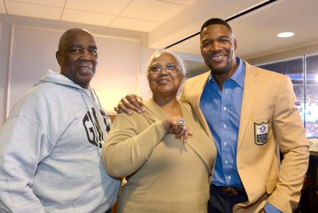 Michael Strahan with his mom Louise and his dad Gene