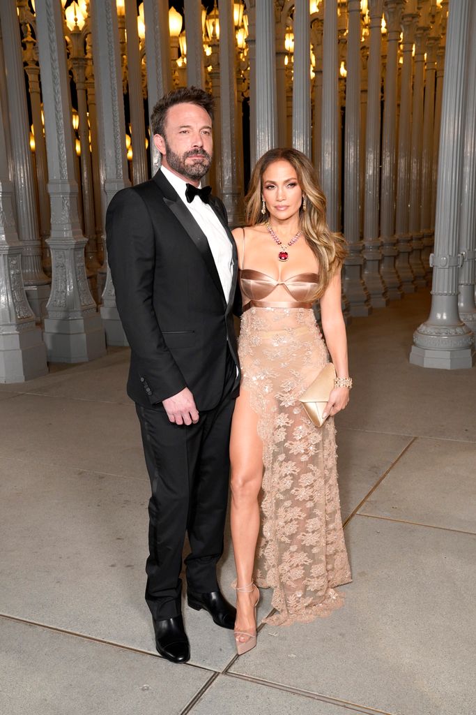 Ben Affleck, in Gucci, und Jennifer Lopez, in Gucci, nehmen an der 2023 LACMA Art+Film Gala teil, präsentiert von Gucci im Los Angeles County Museum of Art am 4. November 2023 in Los Angeles, Kalifornien. (Foto von Presley Ann/Getty Images für LACMA)