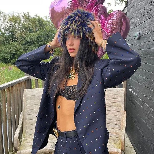 dua lipa in Fluffy XL headgear