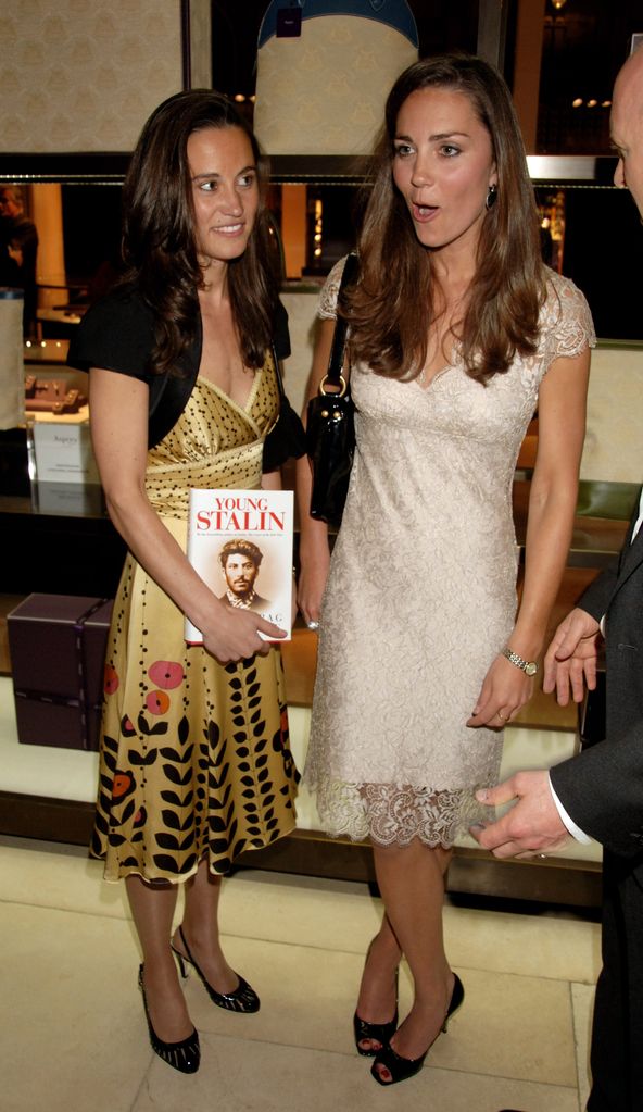 2007, Pippa e Kate Middleton (R) participam da festa de lançamento do livro The Young Stalin: The Adventurous Early Life Of The Dictator 1878-1917, de Simon Sebag Montefiore, na Asprey, em 14 de maio de 2007, em Londres, Inglaterra. (Foto de Dave M. Benett/Getty Images)