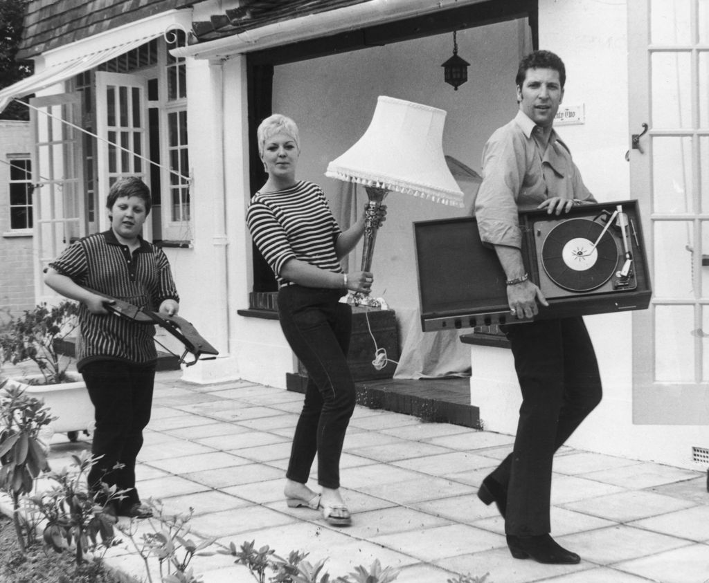 A young child wuth Linda and Tom Jones moving into a new house