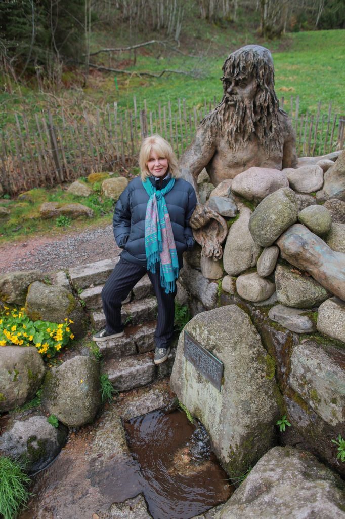 joanna lumley pufher mantel di Danube