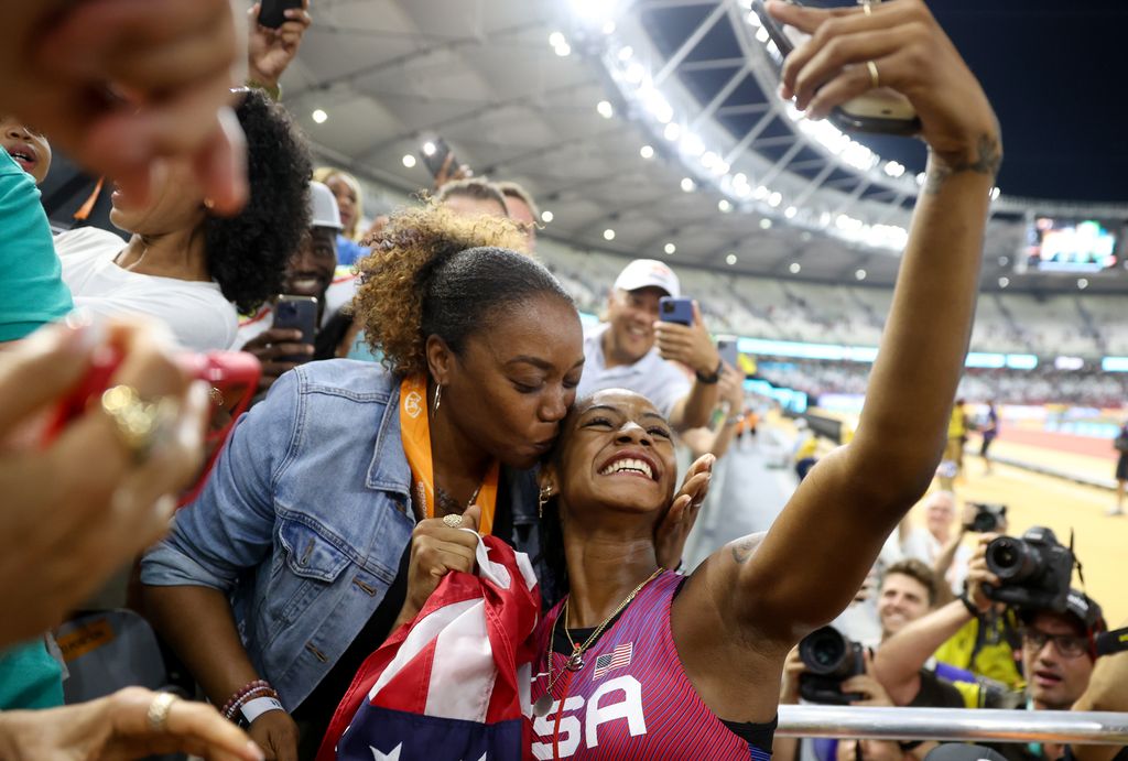 Sha'Carri Richardson celebrates winning the Women's 100m Final with her mother Shay at the World Athletics Championships 2023 