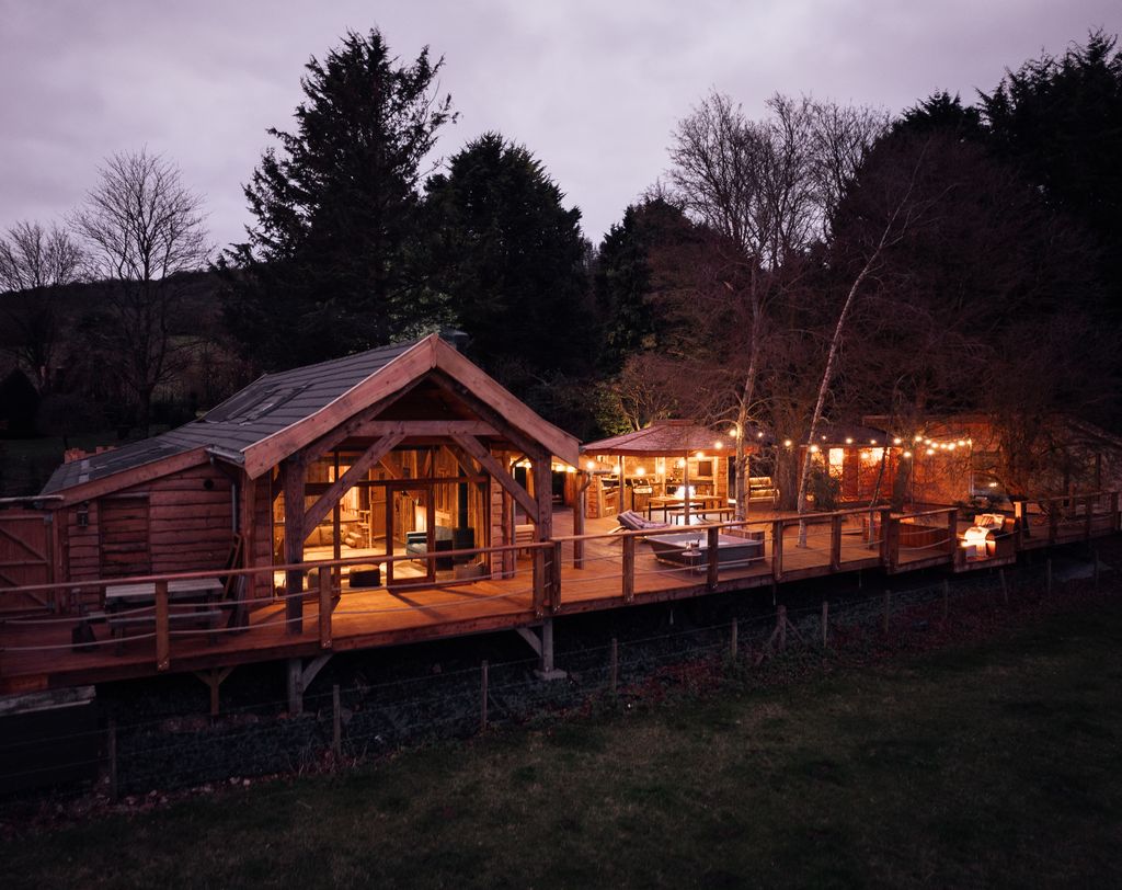 Treehouse allumée par la lumière brillante 