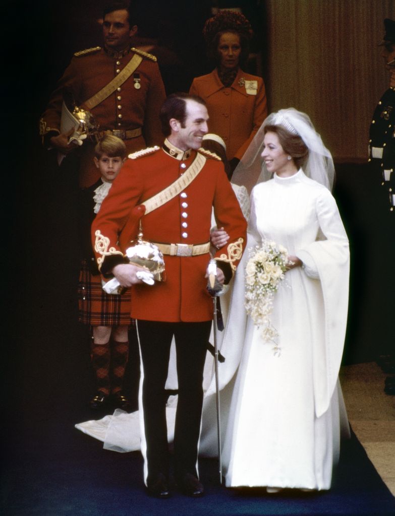 A princesa Anne e o capitão Mark Phillips sorrindo um para o outro enquanto saíam pela porta oeste da Abadia de Westminster, em Londres, após a cerimônia de casamento.