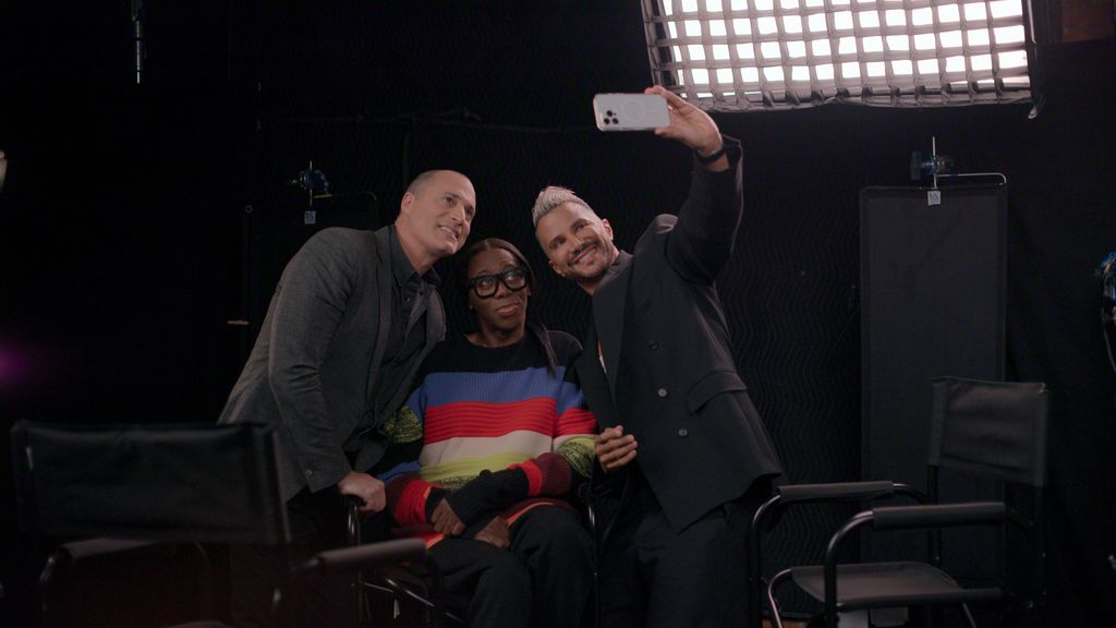 L'horrible bataille de santé de la star de America's Next Top Model, Miss J. Alexander, qui l'a rendu incapable de marcher 2 Mlle J. Alexander avec ses collègues anciens juges Nigel et Jay