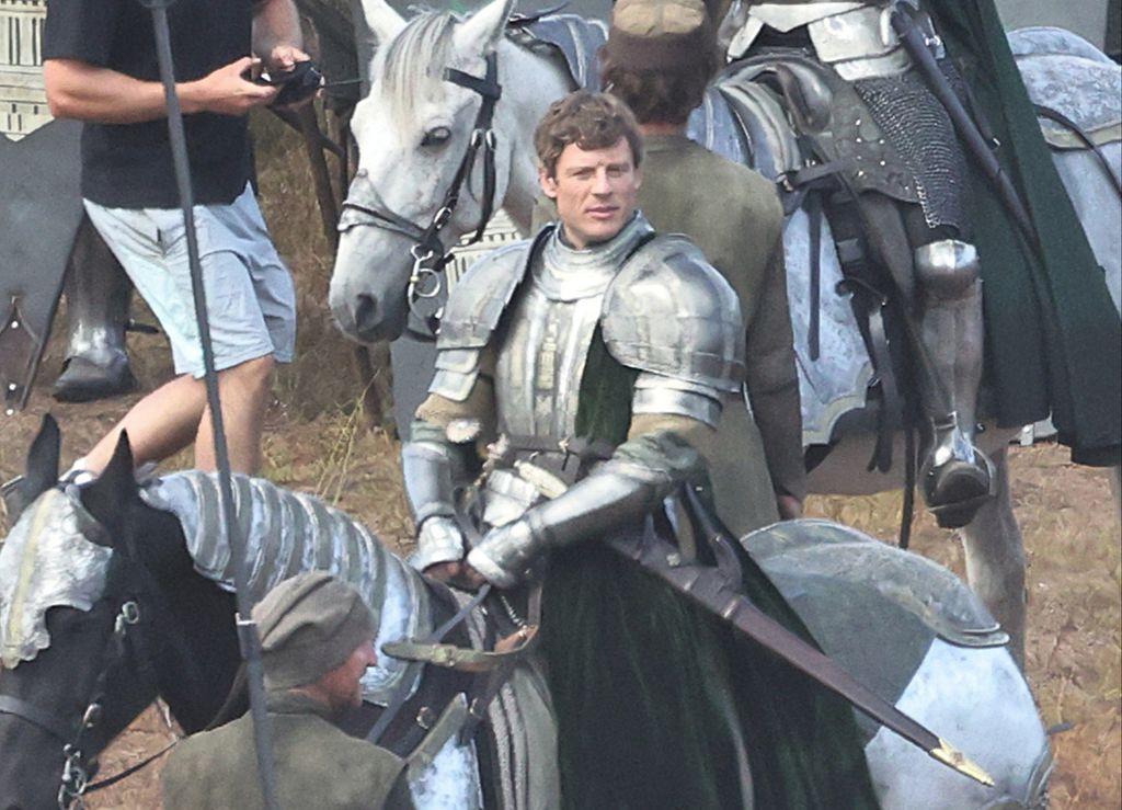 Premier regard sur James Norton sur le plateau dans House of the Dragon Saison 3, tournant une scène dramatique aux côtés de Matt Smith