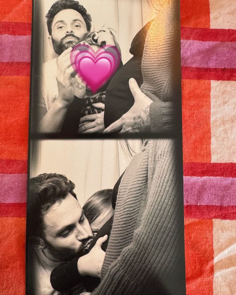 strip photos of penn badgley with domino kirke baby bump