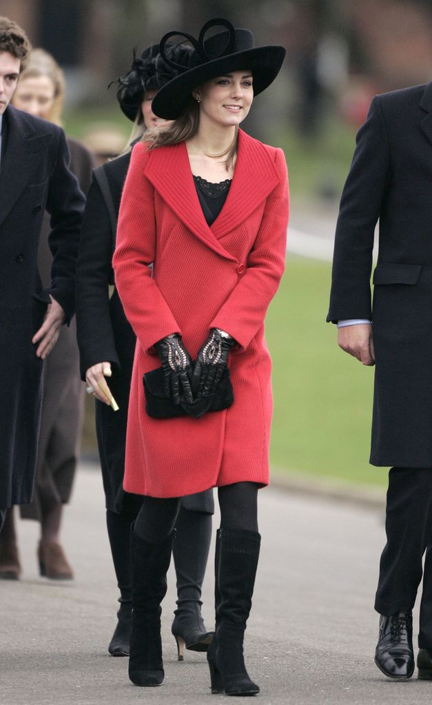 Księżna Kate po raz pierwszy założyła kapelusz w 2006 roku, podczas uroczystości ukończenia szkoły przez jej ówczesnego chłopaka, księcia Williama, w Sandhurst