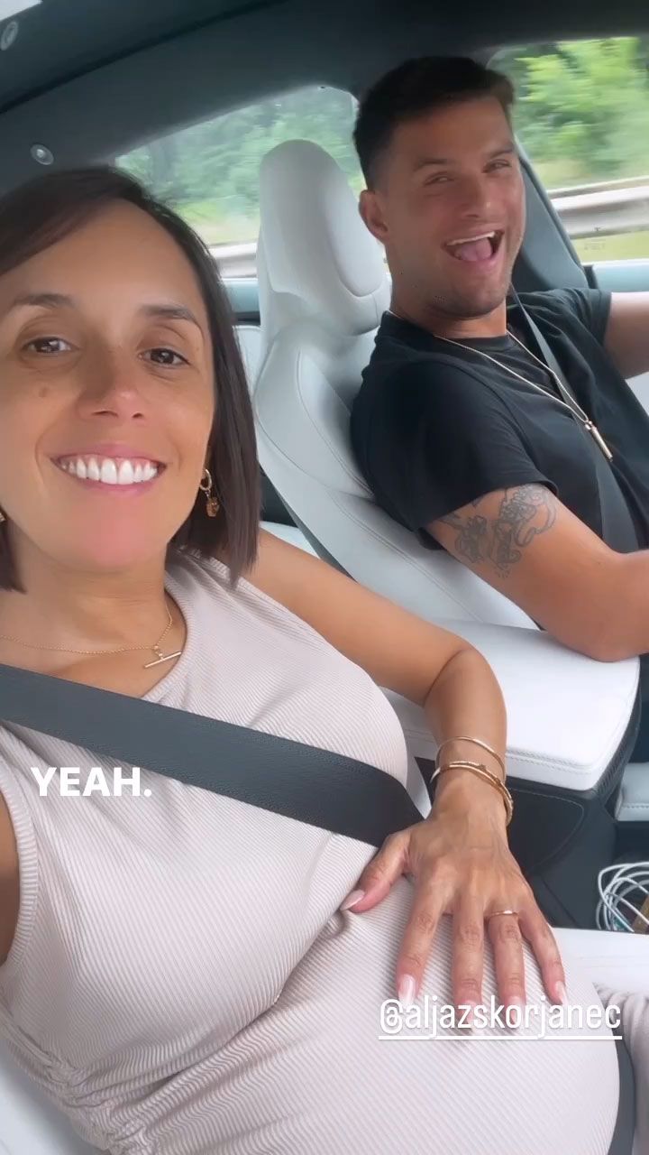 Janette and Aljaz in the car smiling 