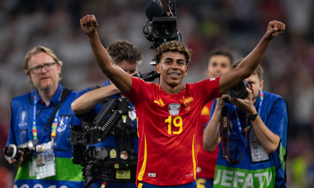 Lamine Yamal in the Spanish kit celebrating in front of cameras