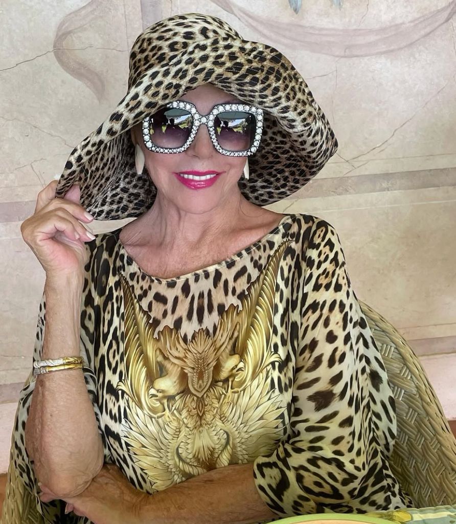 Joan Collins portant une couverture imprimée léopard