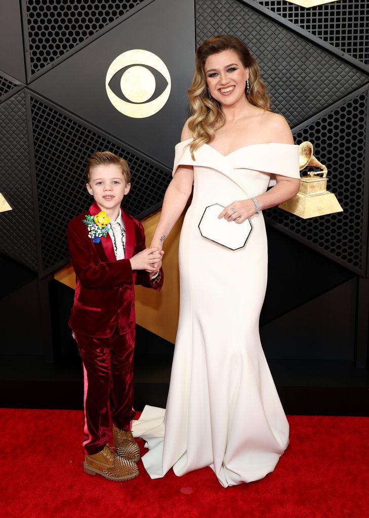 kelly clarkson and son remy grammys red carpet