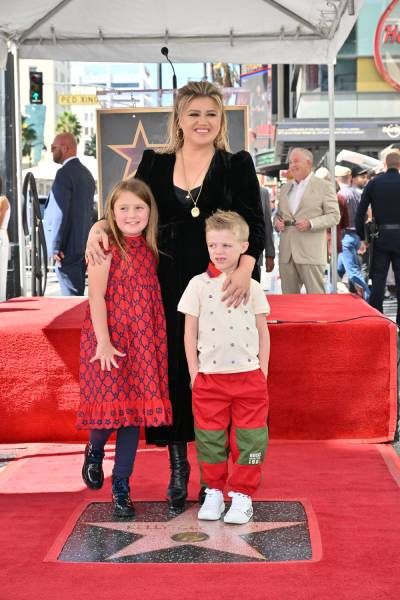 Kelly Clarkson with her children receiving a Hollywood Star