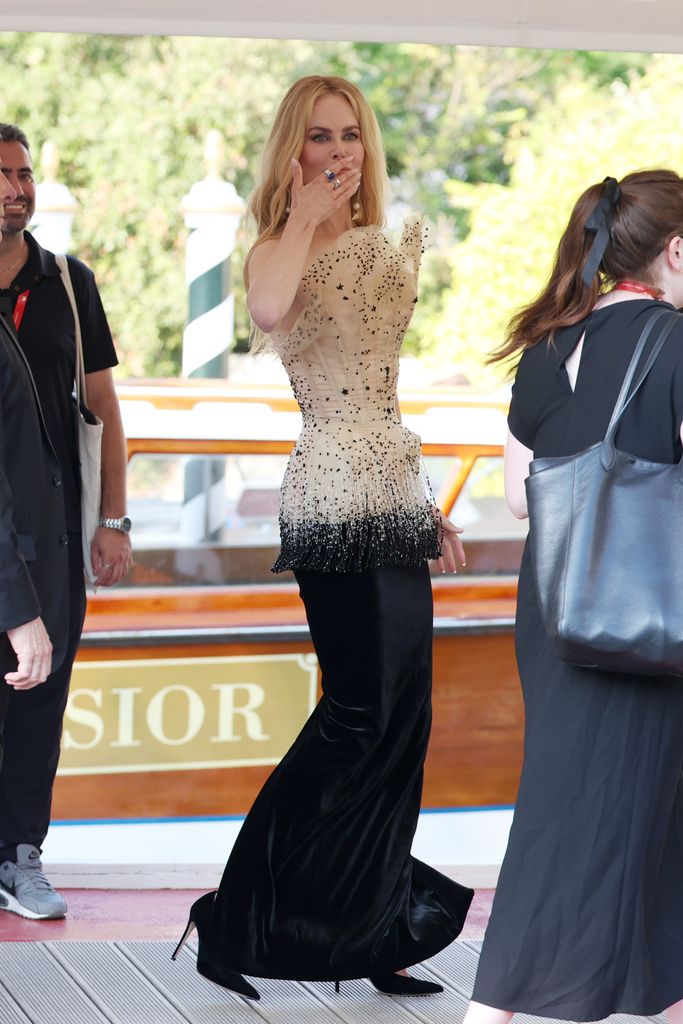 Nicole Kidman é vista no píer do Hotel Excelsior durante o 81º Festival Internacional de Cinema de Veneza em 30 de agosto de 2024 em Veneza, Itália