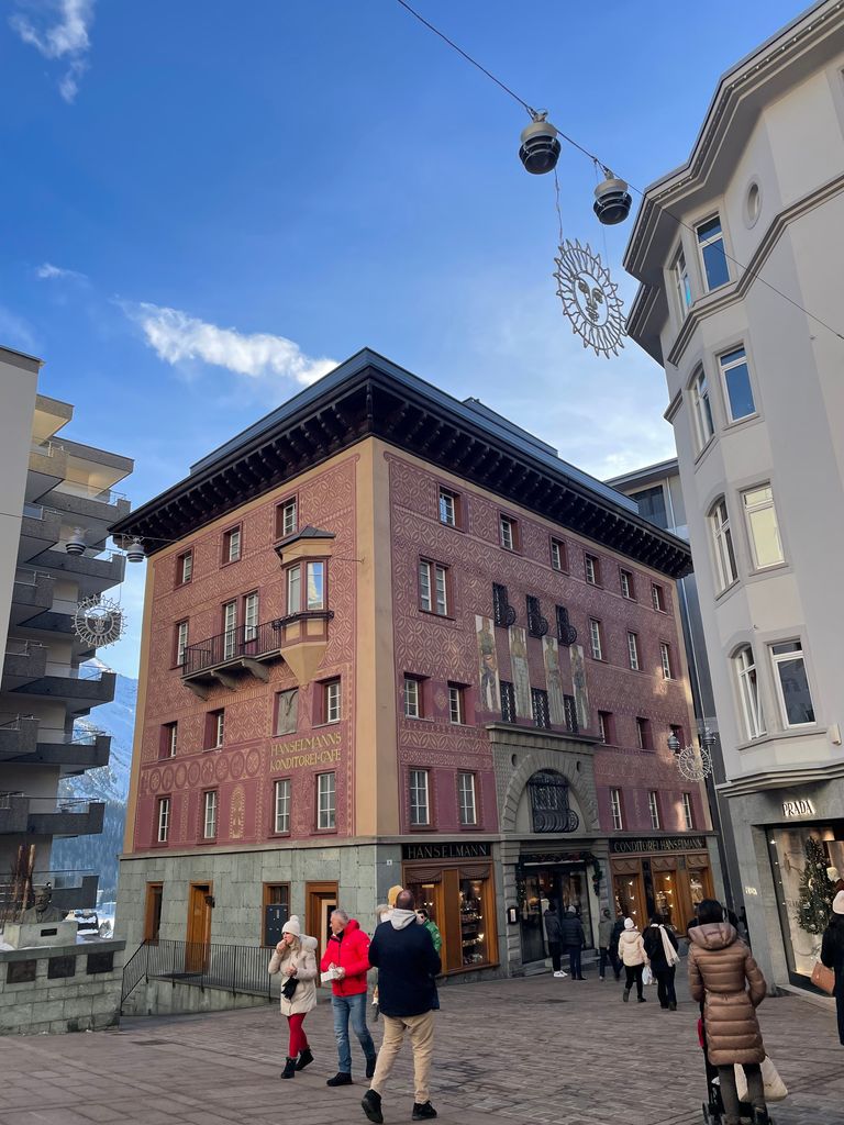 Pourquoi la royauté et les célébrités aiment le fastueux Saint-Moritz 7 St Moritz regorge de boutiques de créateurs