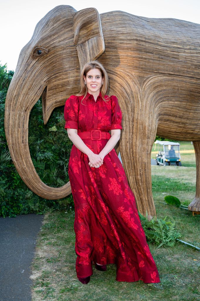 La princesa Beatrice con un vestido rojo es un dlance de Rebecca Evening y 13 2005 Londres, Inglaterra