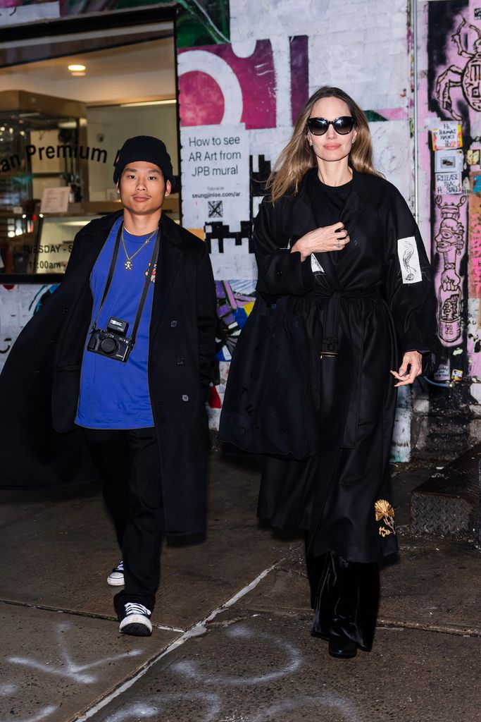 Pax Jolie-Pitt (E) e Angelina Jolie são vistas no East Village em 28 de dezembro de 2023 na cidade de Nova York.