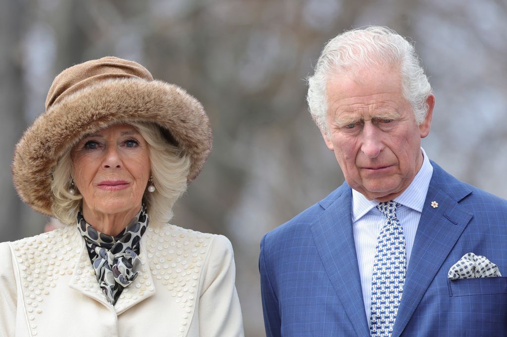 Le prince Charles, le prince de Galles et Camilla, la duchesse de Cornwall observent un moment de silence pour honorer et se souvenir des enfants autochtones qui ont fréquenté des écoles résidentielles au Labrador et au nord de Terre-Neuve 