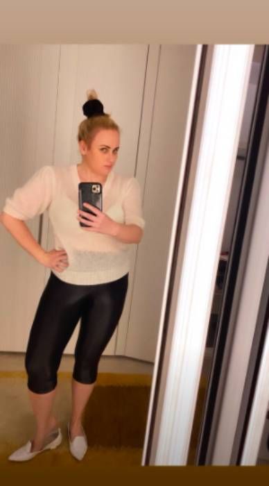 Rebel Wilson's Leggings and T - Sandals TAMARIS 1-28204-28 Black 001 1 -  Shirt Get Matched to Unexpected Shoes – Fonjep News