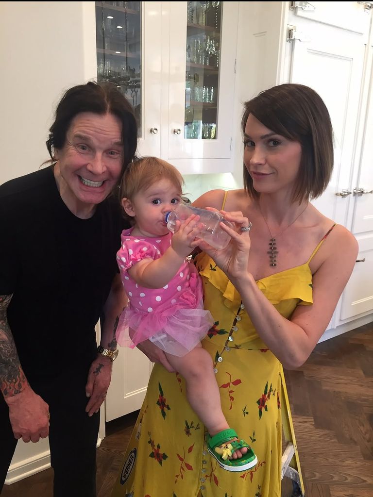 Ozzy Osbourne pose avec Lisa Stelly et l'une de ses petites-filles