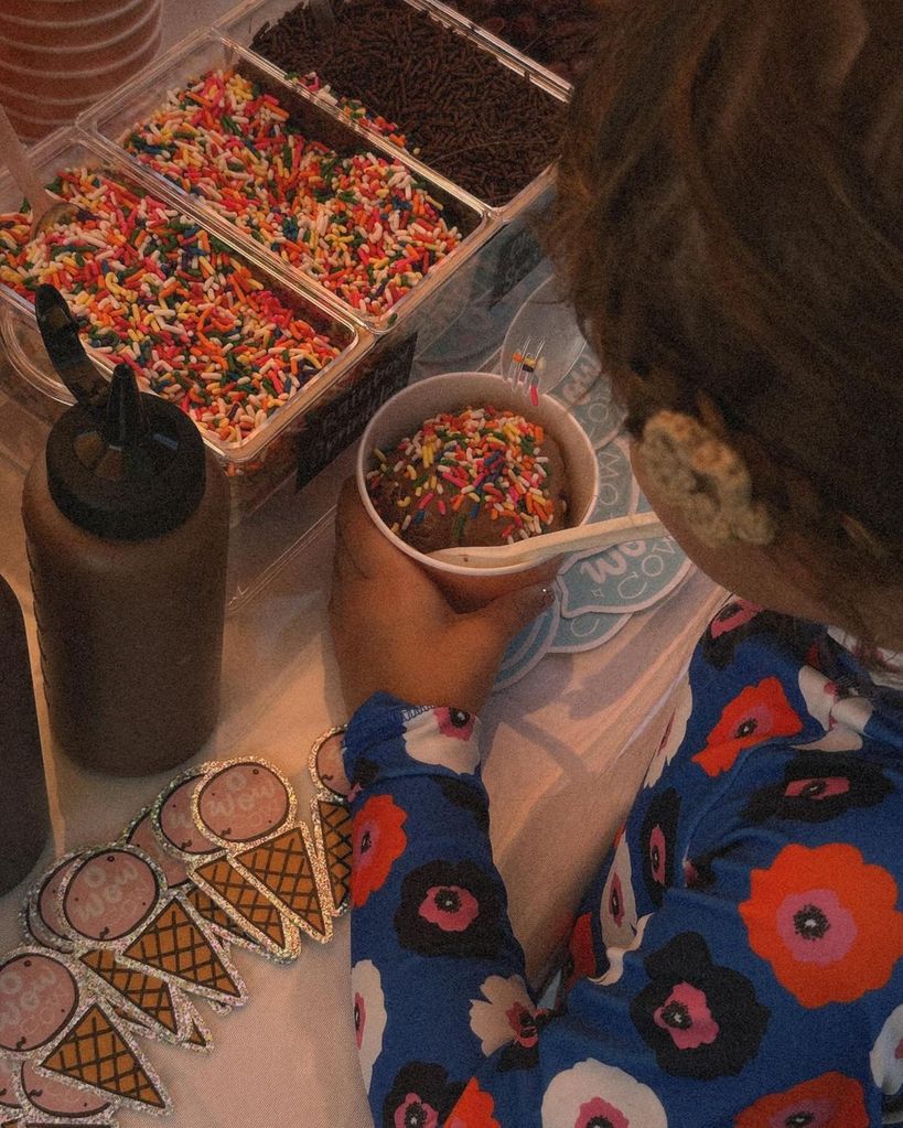 Khai Malik decorating cake 