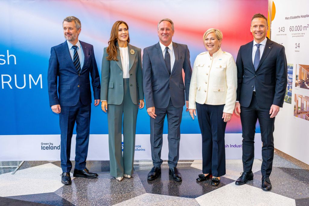 Rei Frederik, Rainha Mary, Presidente Halla Tomasdottir e Bjorn Skulason posaram em pé na conferência