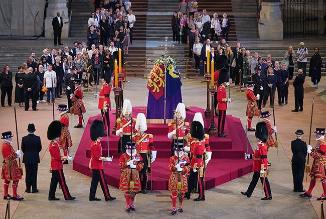 queen coffin lying in state westminster hall