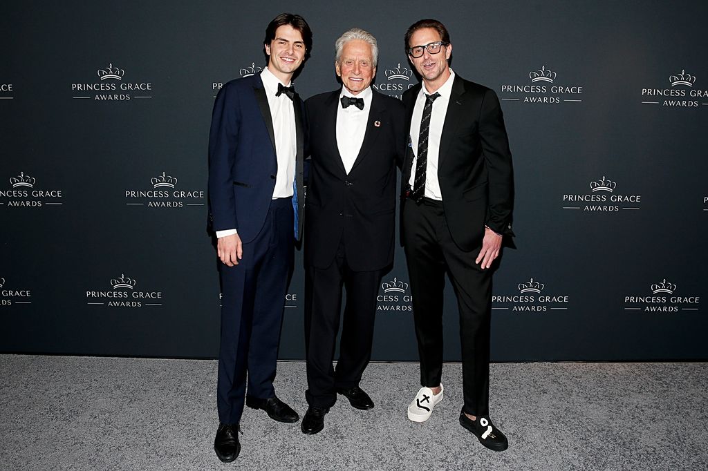 Dylan Douglas, Michael Douglas e Cameron Douglas participam da gala do 40º aniversário do Princess Grace Awards no The Pierre Hotel em 23 de outubro de 2024 na cidade de Nova York.