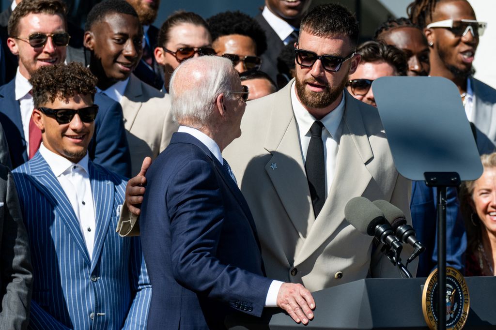 Le président Joe Biden s'entretient avec l'ailier rapproché des Chiefs de Kansas City, Travis Kelce, lors d'une célébration pour le chef de Kansas City.