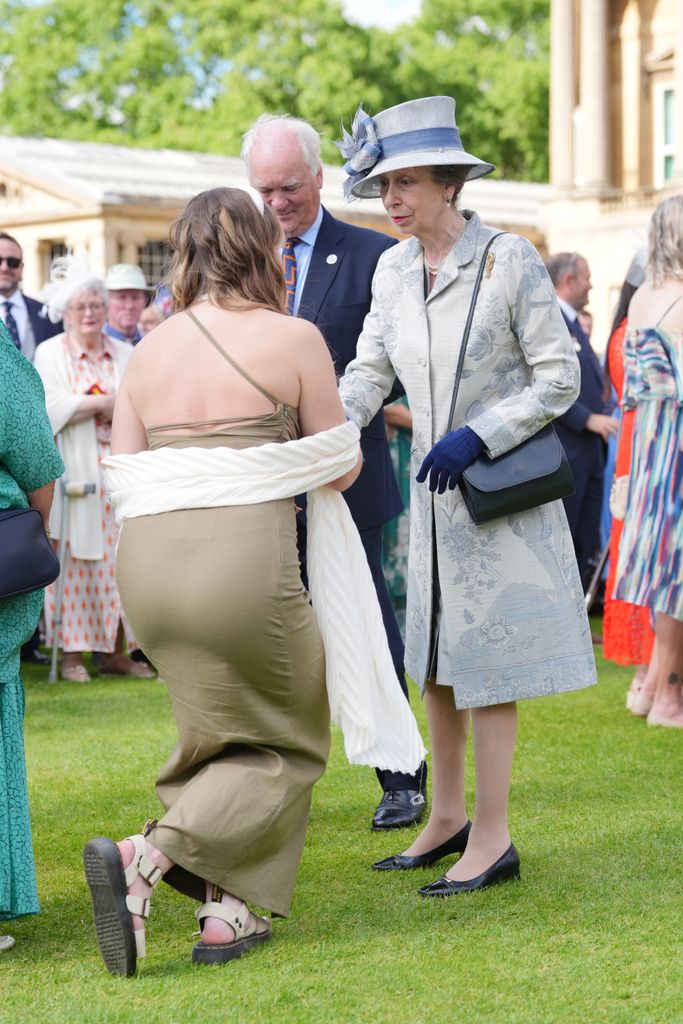 A guest curtsying to The Princess Royal