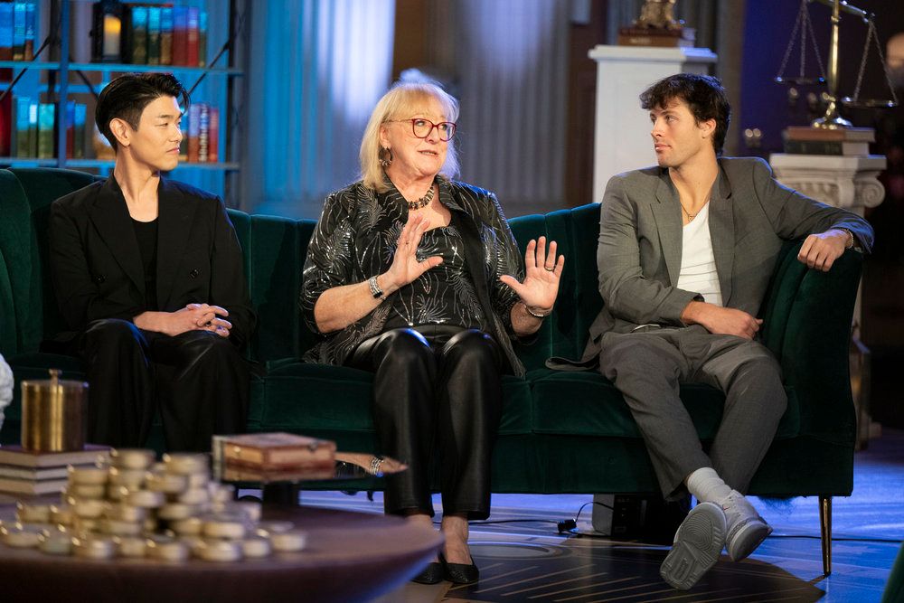 Donna, la mère de Travis Kelce, a du mal à retenir ses émotions alors que deux co-stars des Traitors s'affrontent à ses côtés 1 Eric Nam, Donna Kelce, Rob Rausch