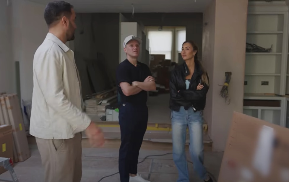 Sophie Habboo et Jamie Laing debout dans leur nouveau salon en parlant à leur entrepreneur tout en supervisant les rénovations