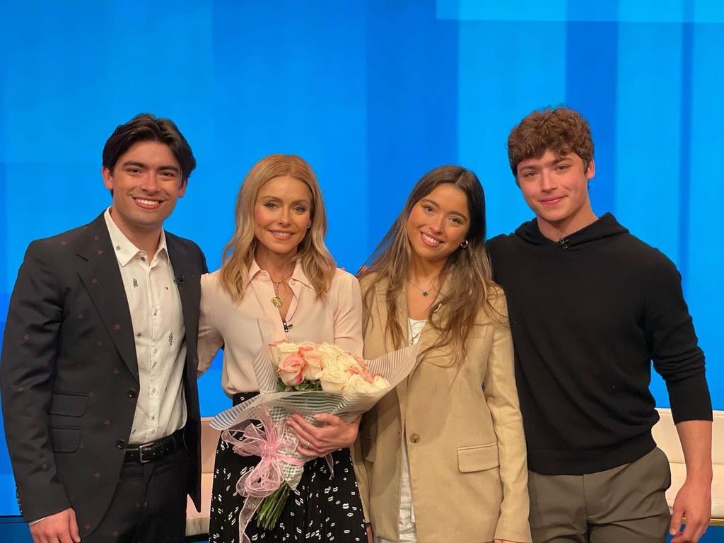 Kelly Ripa with her sons and daughter 