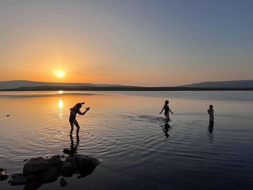 amanda owen kids taking a dip in lake 
