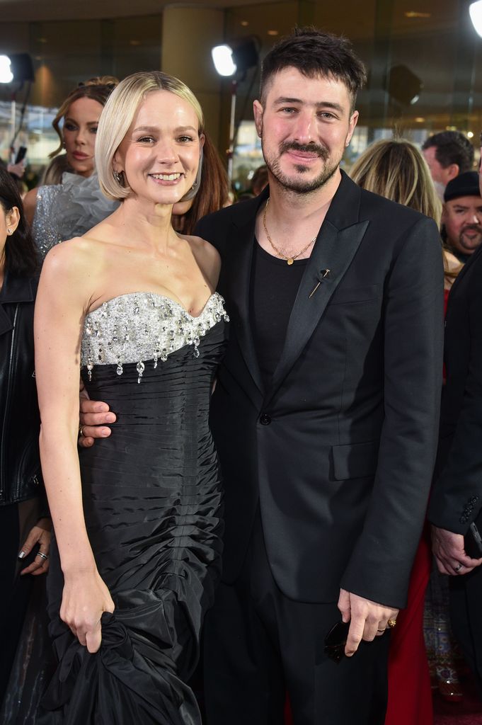 Carey Mulligan dans une robe noire cloutée de cristaux avec son mari Marcus Mumford.