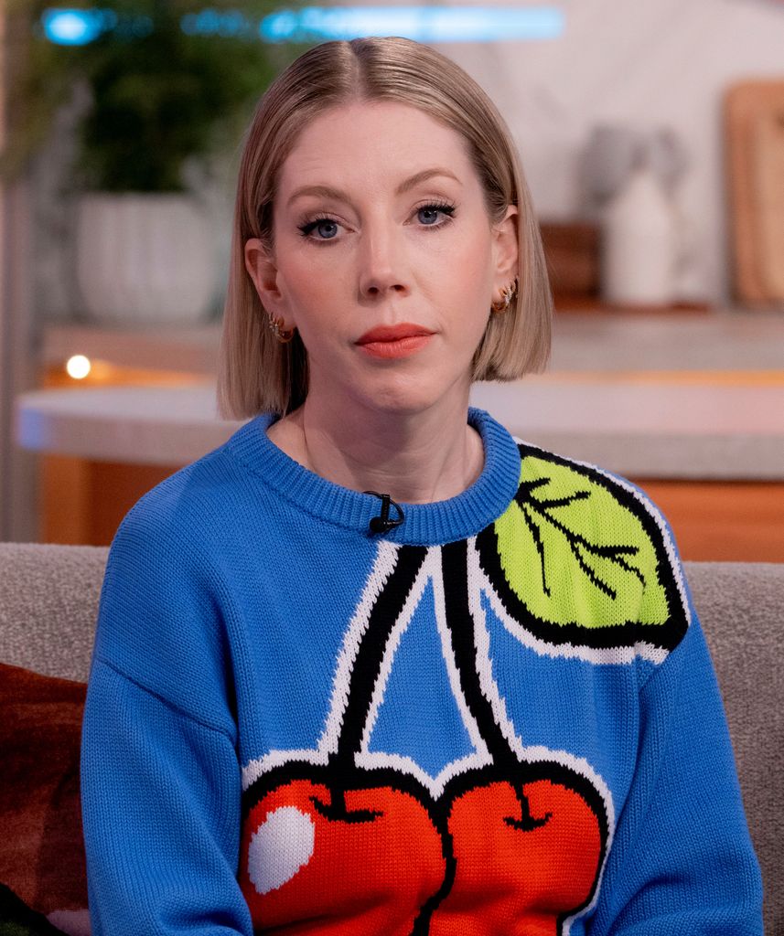 Katherine Ryan à la recherche d'un coup de temps dans un sauteur bleu