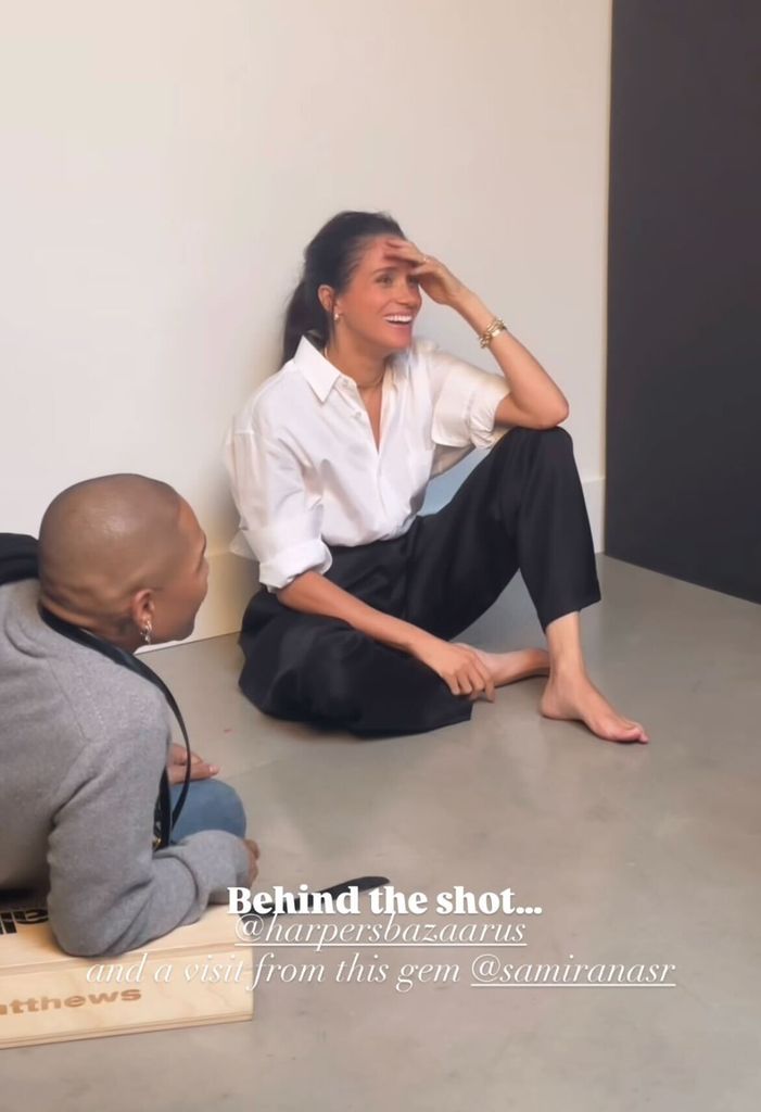 Meghan tampil memukau saat berpose tanpa alas kaki dalam balutan busana chic karya Celine