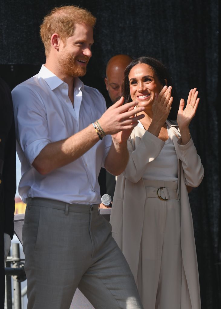 harry and meghan at swimming medal ceremony invictus games 