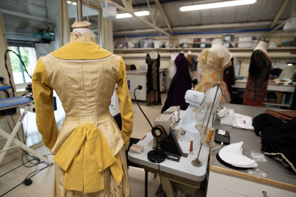 Les secrets vestimentaires de Downton Abbey, Peaky Plinders et des plus grandes stars d'Hollywood révélés 6 Certains costumes sont modifiés ou confectionnés de toutes pièces