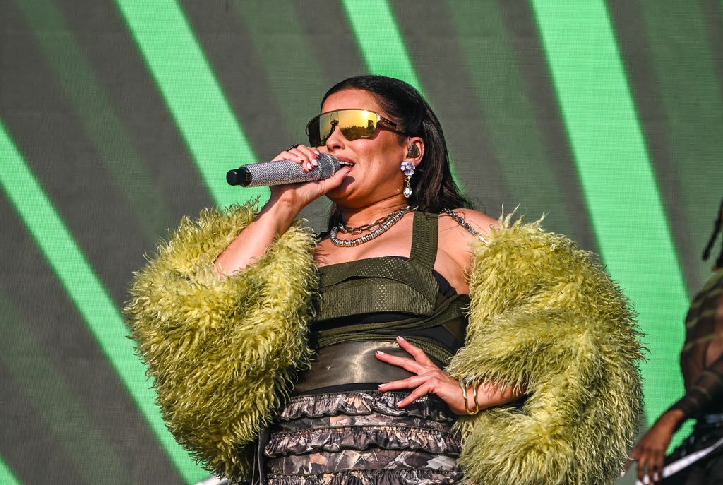 nelly furtado green outfit