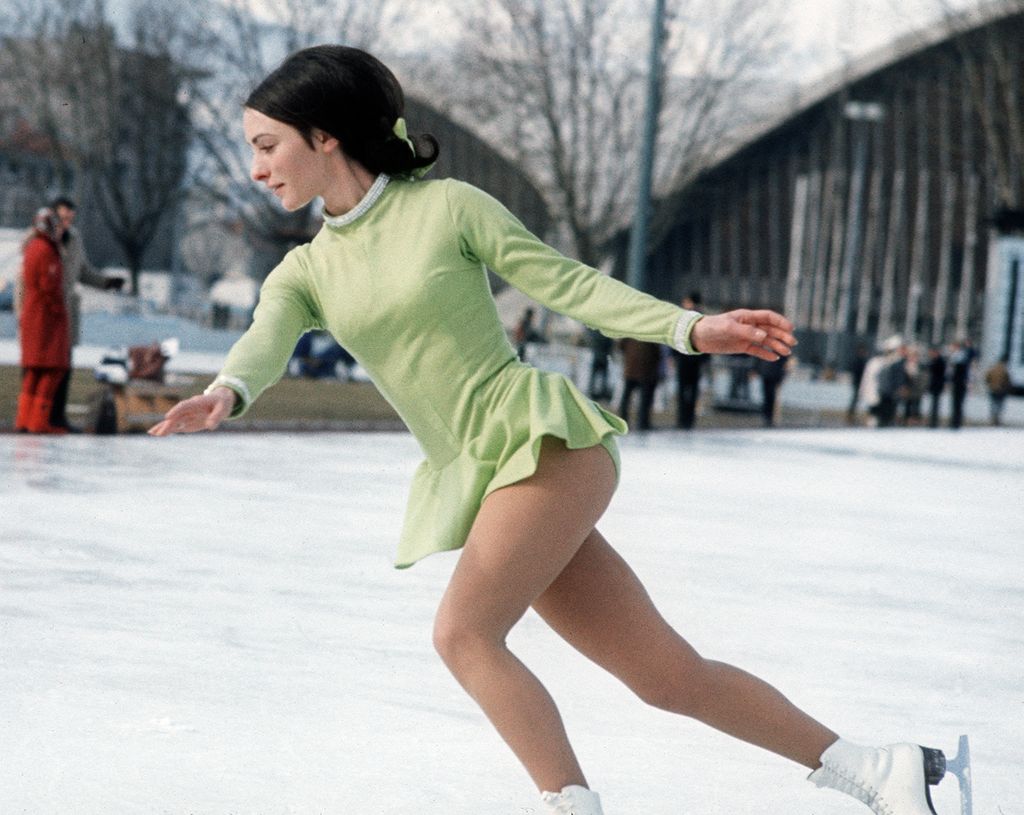 La patineuse artistique américaine Peggy Fleming s'entraîne sur une patinoire extérieure en février 1968 à Grenoble
