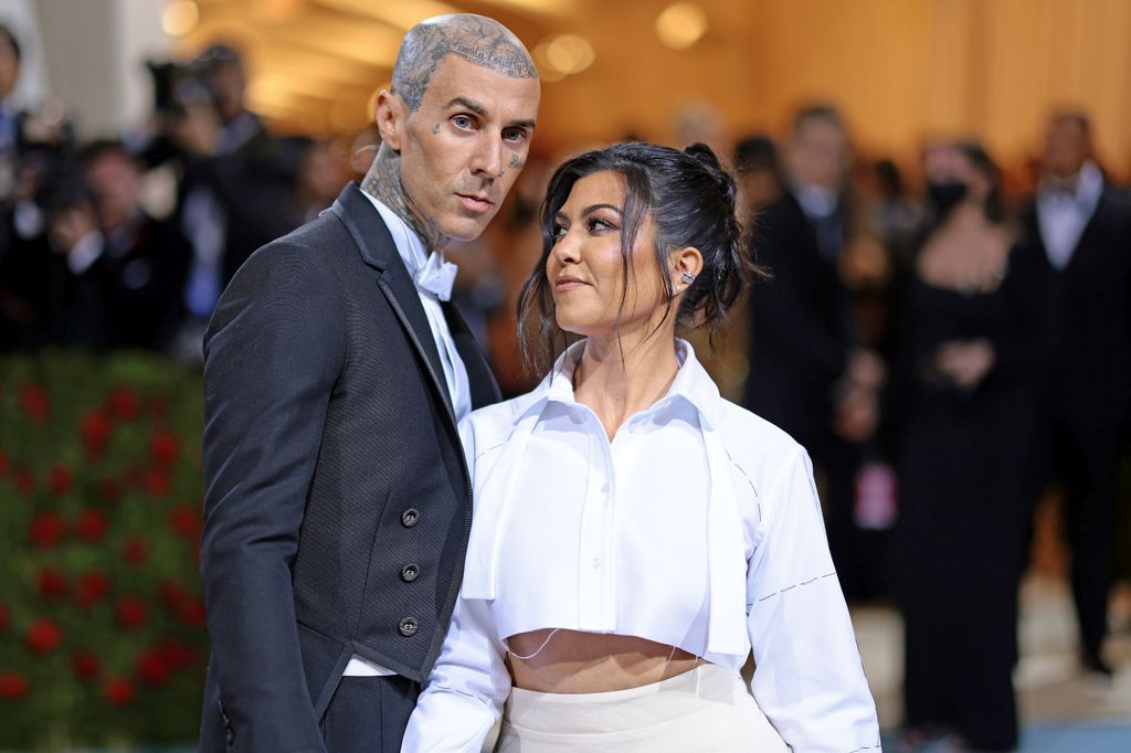 Travis Barker e Kourtney Kardashian participam da comemoração do Met Gala de 2022 "Na América: uma antologia de moda" no Metropolitan Museum of Art em 2 de maio de 2022 na cidade de Nova York