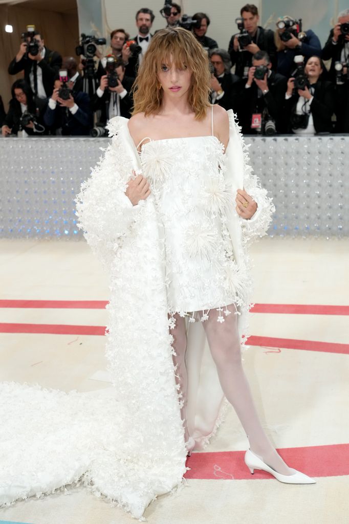Maya Hawke est une vraie Carrie Bradshaw en robe de mariée « vintage » en satin et voile gonflé 7 Maya Hawke a posé dans une mini-robe blanche et une veste châle