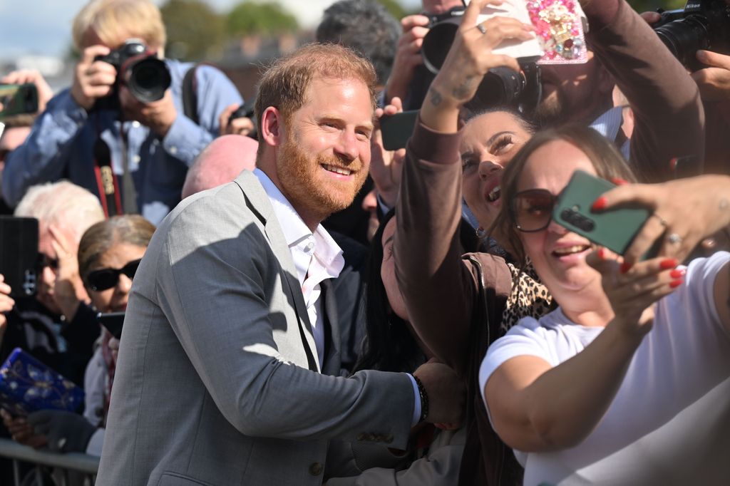 Harry took selfies with fans after leaving CRS