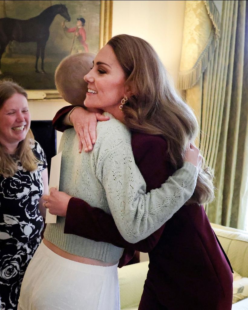 Princesa Kate abraça Liz após conhecê-la no Castelo de Windsor